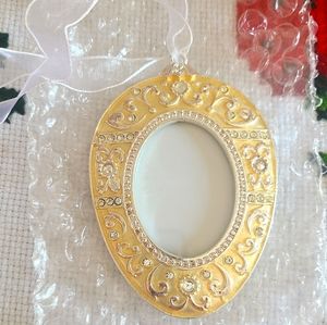 Metal frame ornament